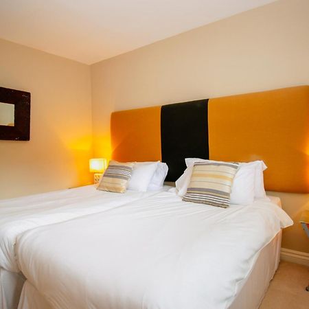 Turnberry Apartments Room photo