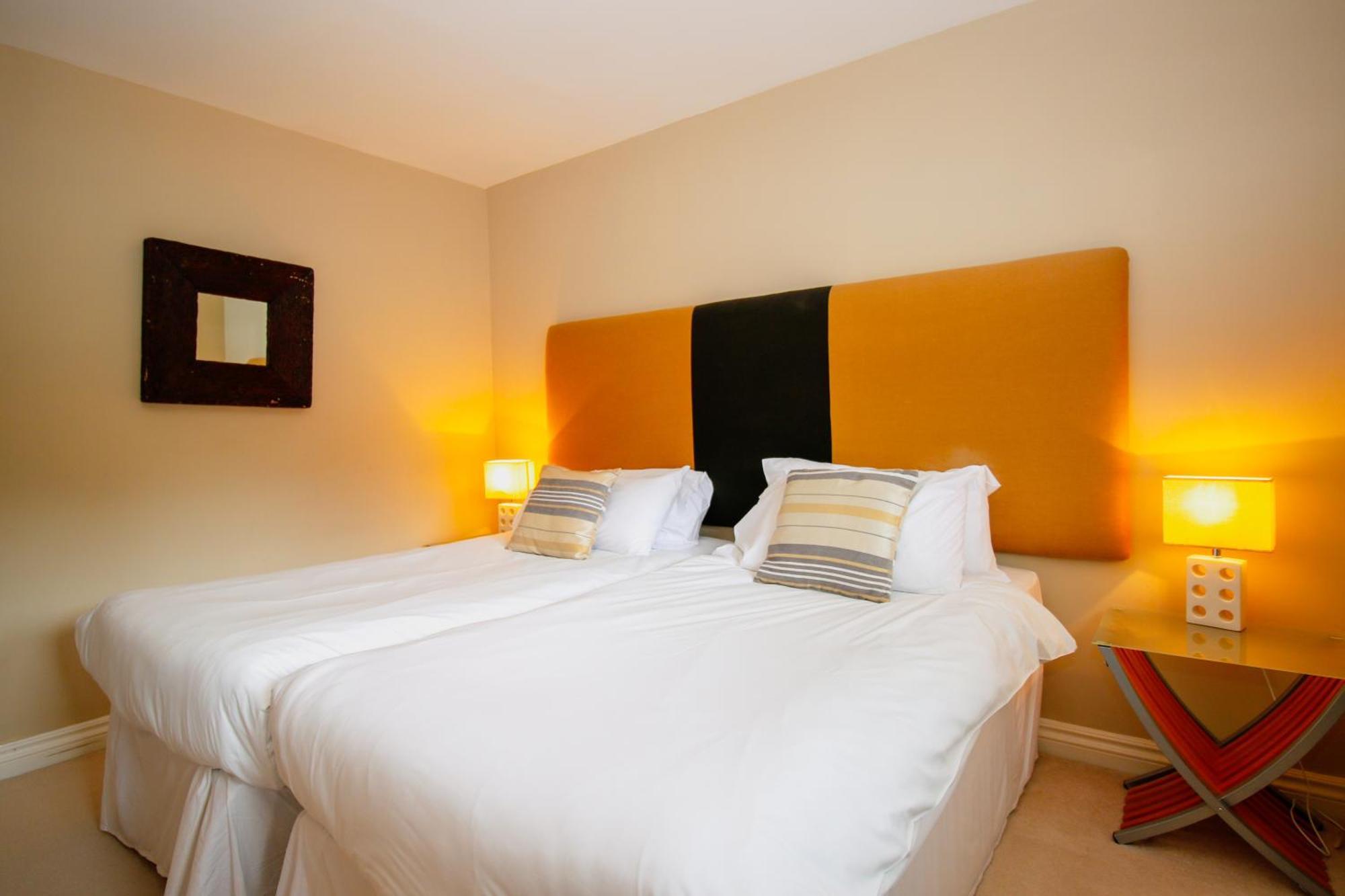 Turnberry Apartments Room photo