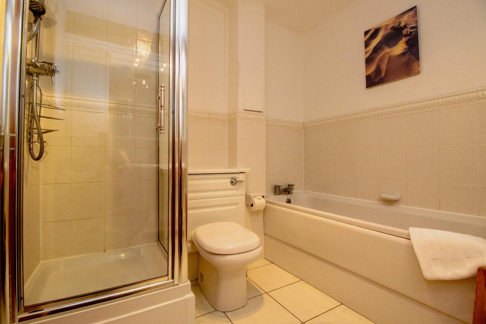 Turnberry Apartments Room photo
