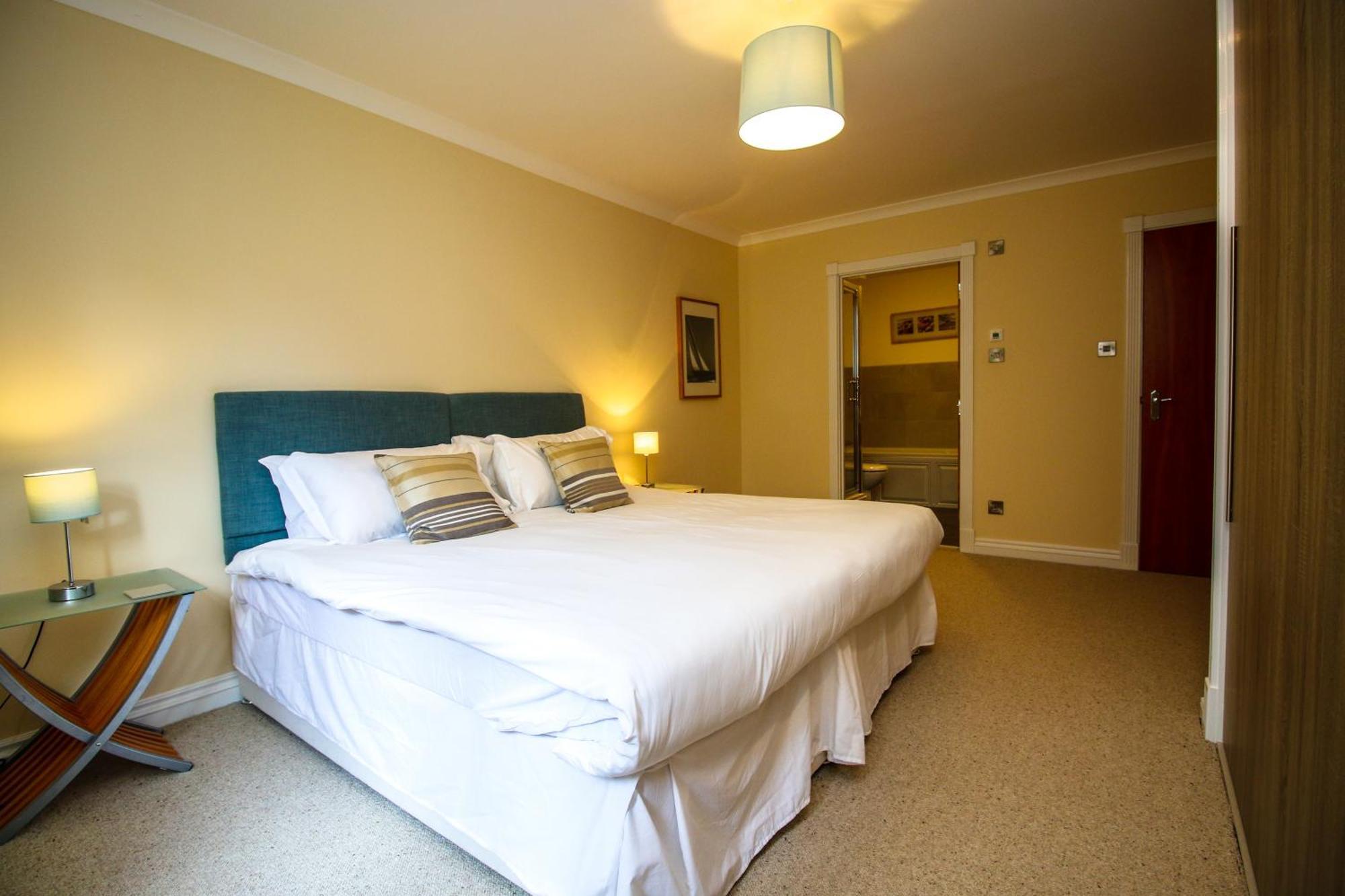 Turnberry Apartments Room photo